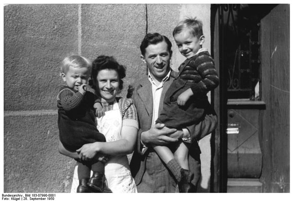 Ein vorbildlicher Neubauer und seine Familie (September 1950)